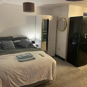 Lovely Located In Apartment Birmingham